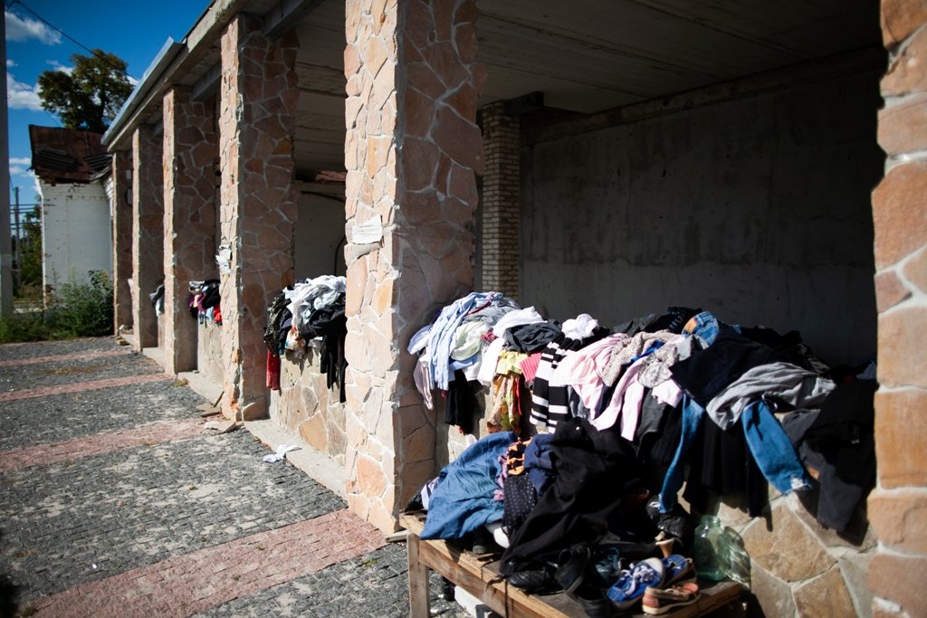 На центральній площі волонтери лишають речі, посуд, якісь предмети побуту, які лежать тут вже пів року. Кожен бажаючий може прийти та взяти собі необхідне