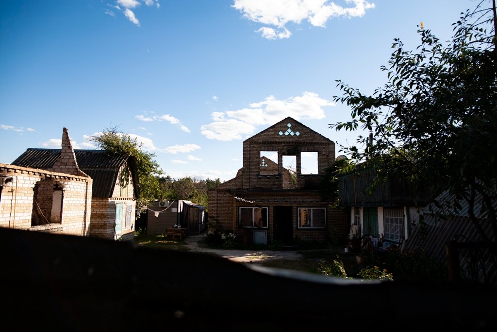 Люди, що повернулись, живуть у вцілілих будівлях - літніх кухнях чи гаражах