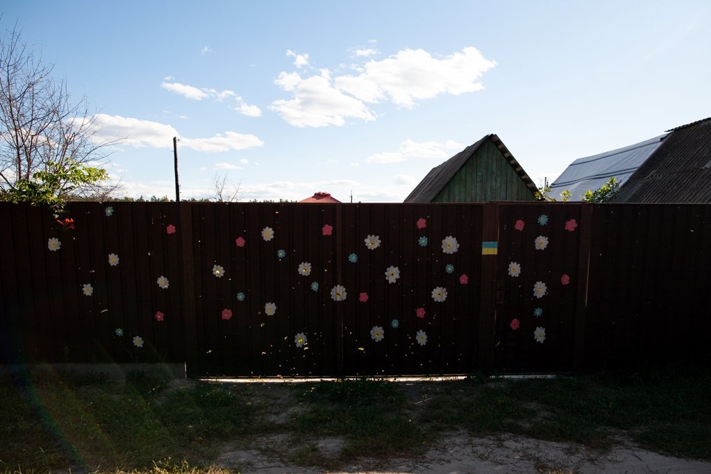 Таким чином місцеві намагаються прикрити посічені брами