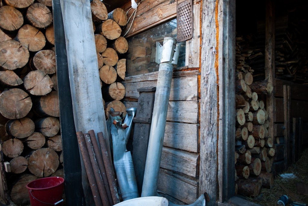 Вже роблять запаси дров на зиму. Поруч ліс - через дорогу від житлового сектору. Дерев після боїв дуже багато повалених, тому є що пилити