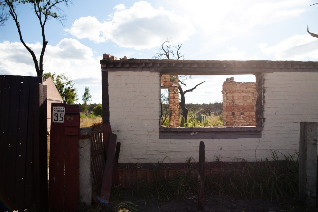 В Мощуні знайти будинки з людьми - виявилось дуже важко. Майже всі - з небом замість вікон