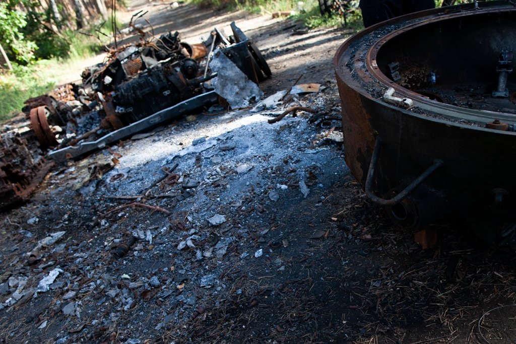 Ще місяць тому тут був спалений, але ще цілий танк. Сьогодні від нього майже нічого не лишилось