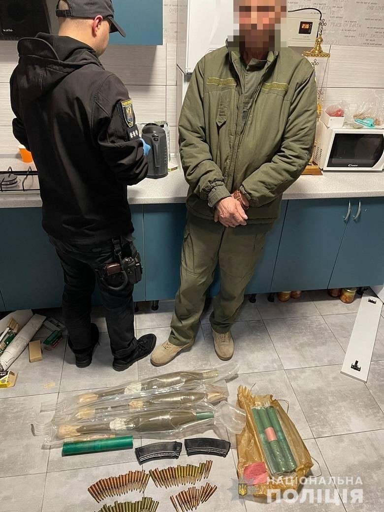 По Києву їздив чоловік з арсеналом зброї та боєприпасів у авто 2