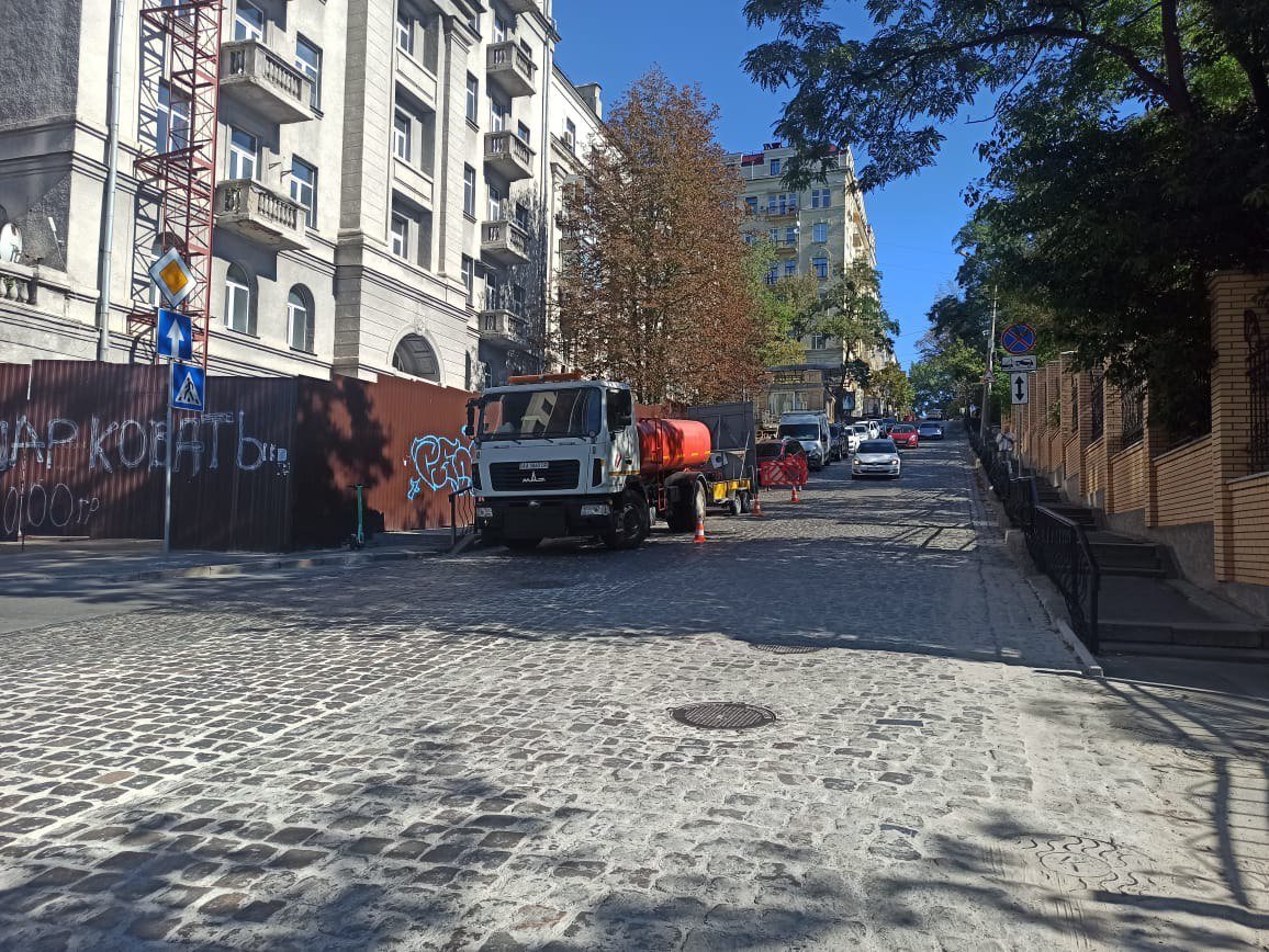 У Києві замінили бруківку на Шовковичній 1