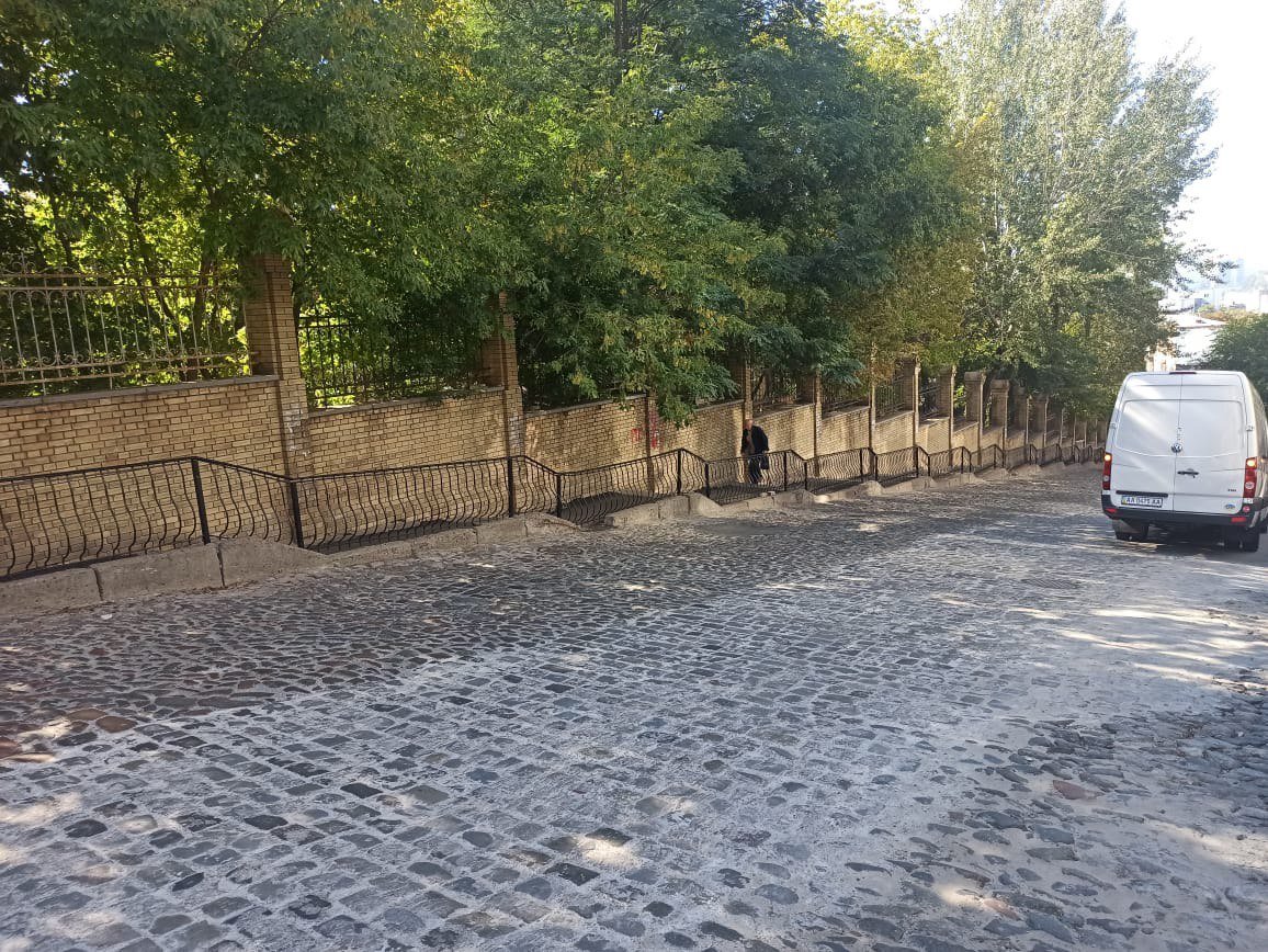 У Києві замінили бруківку на Шовковичній 2