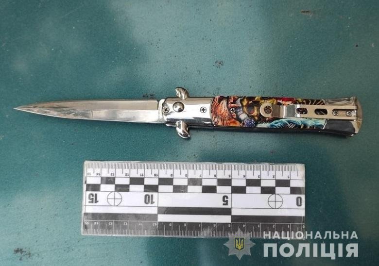 У Києві невідомий ударив жінку ножем у груди посеред вулиці 1