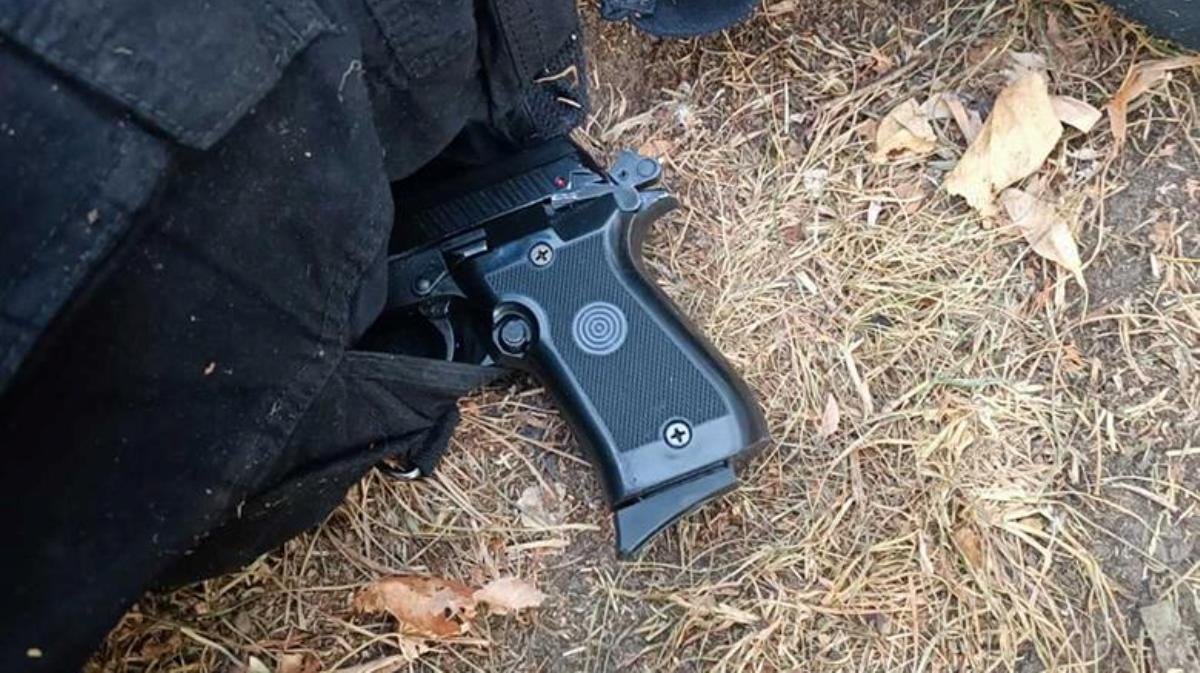 У Києві чоловік погрожував пістолетом після зауваження про заборону куріння 1