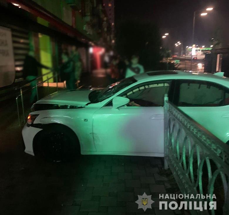 У Києві жінка на Lexus злетіла з дороги та збила перехожих 1