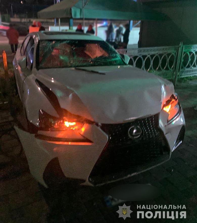 У Києві жінка на Lexus злетіла з дороги та збила перехожих 2