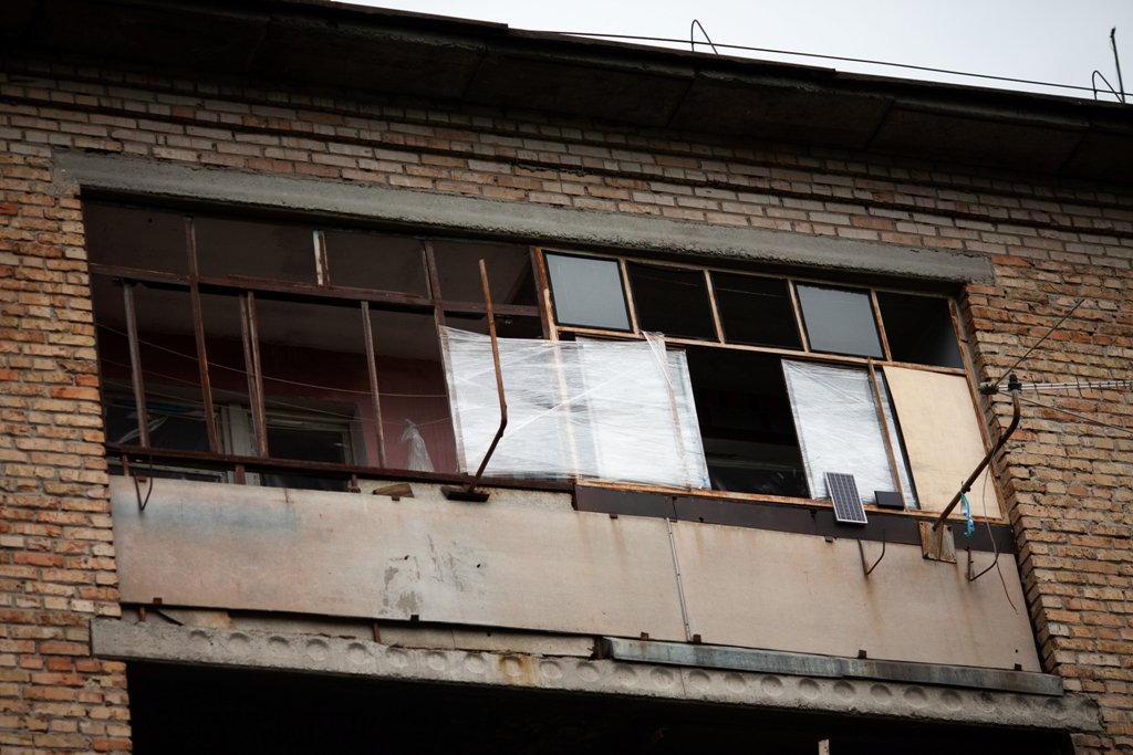 У зруйнованому будинку досі живуть люди