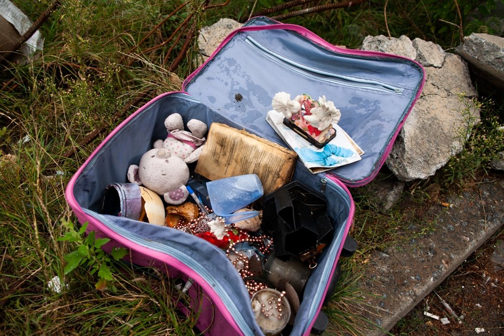 На подвір'ї лежать речі