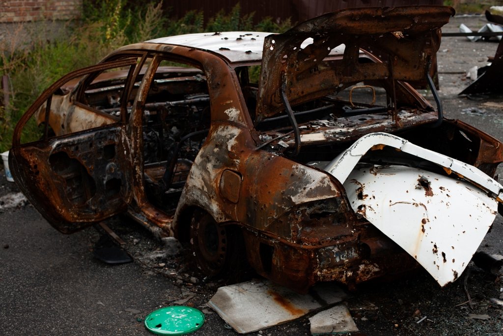 Але згорівші автівки досі там