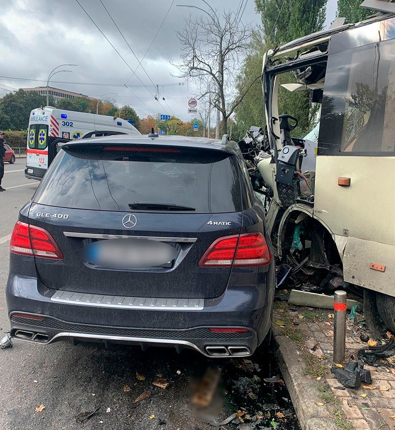 У Києві на Повітрофлотському Mercedes влетів в автобус з пасажирами: постраждали 23 людини 2