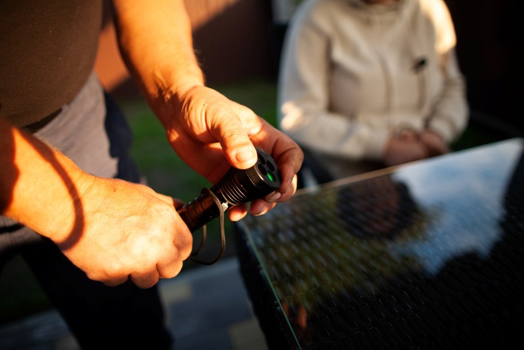 Чоловік Наталі показує "трофєй" з хати, де жили буряти. Сигнальний ліхтар