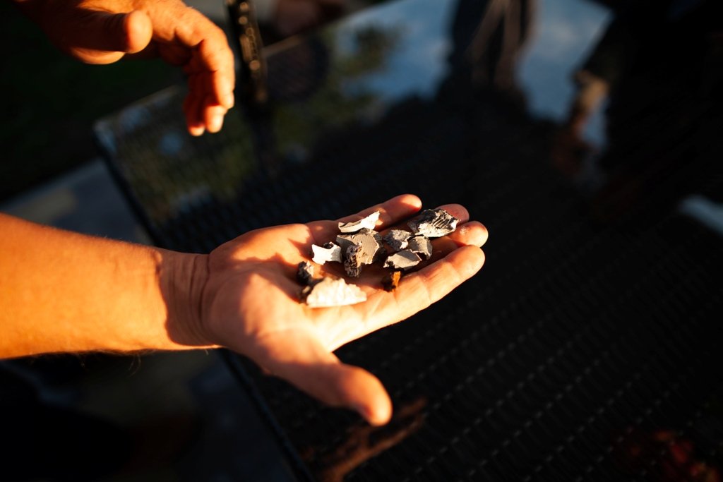 А цими осколками посікло хати родини Наталі Миколаївни