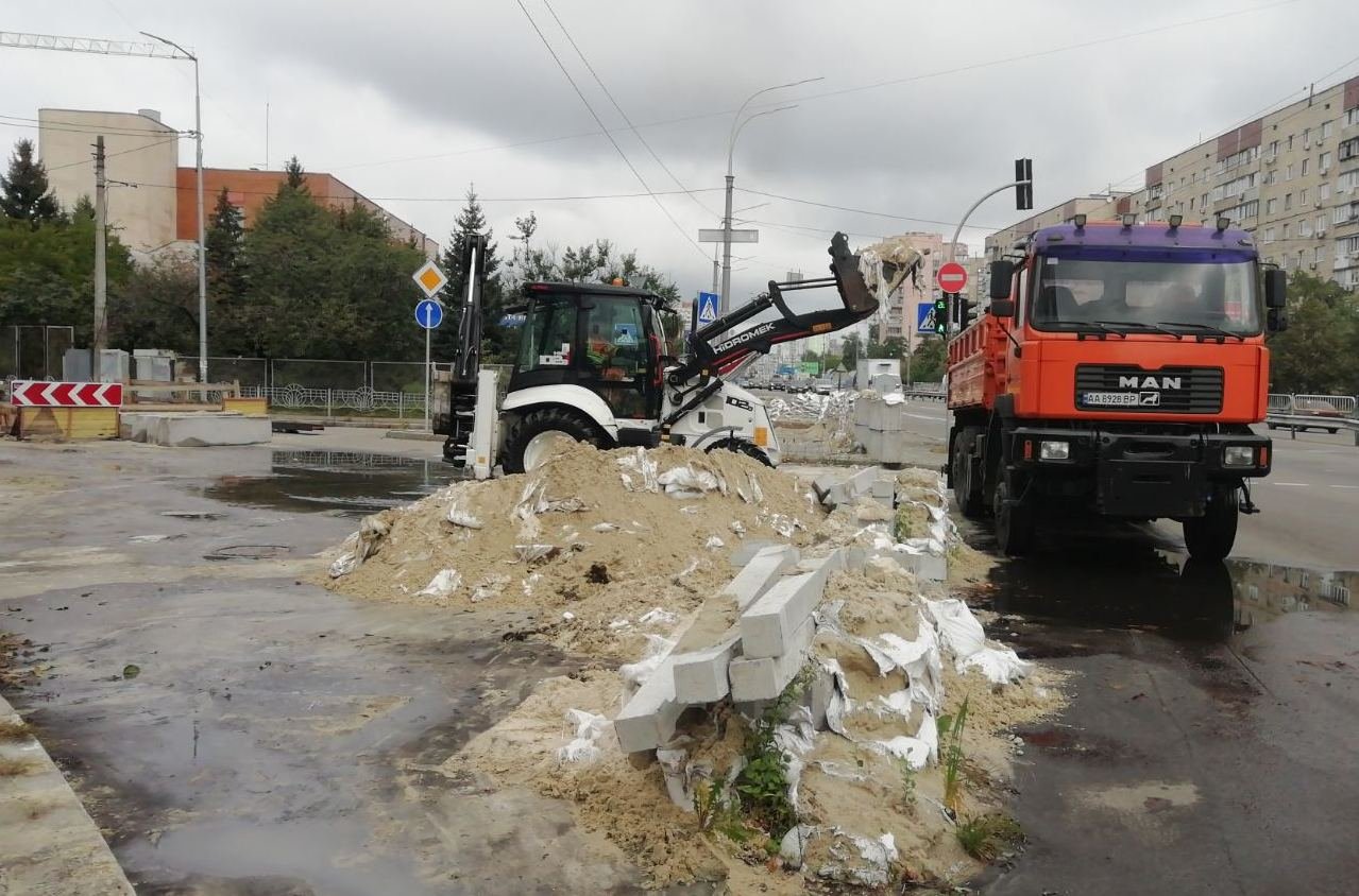 У Києві почали прибирати саморобні укріпспоруди та закинуті блокпости 3
