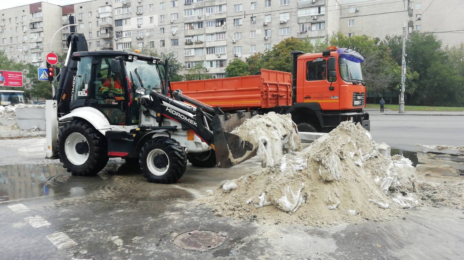 У Києві почали прибирати саморобні укріпспоруди та закинуті блокпости 6