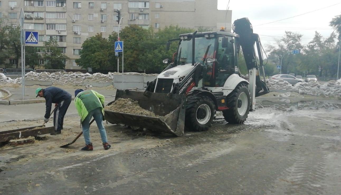 У Києві почали прибирати саморобні укріпспоруди та закинуті блокпости 7