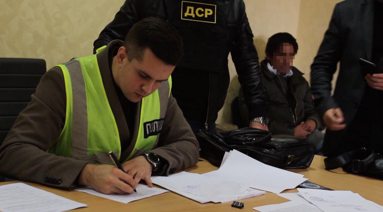 У Києві посадовець на ремонті скверу розтратив більше 700 тисяч гривень: йому повідомили про підозру 1