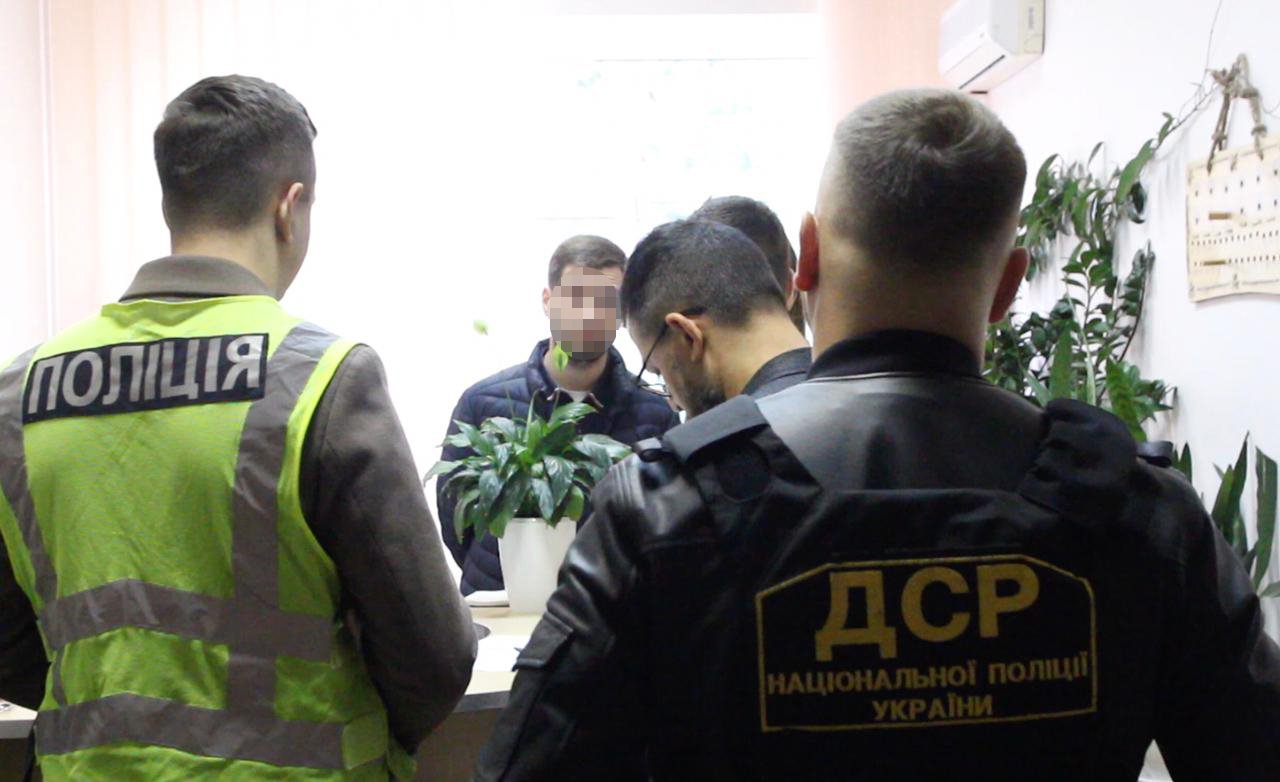 У Києві посадовець на ремонті скверу розтратив більше 700 тисяч гривень: йому повідомили про підозру 2