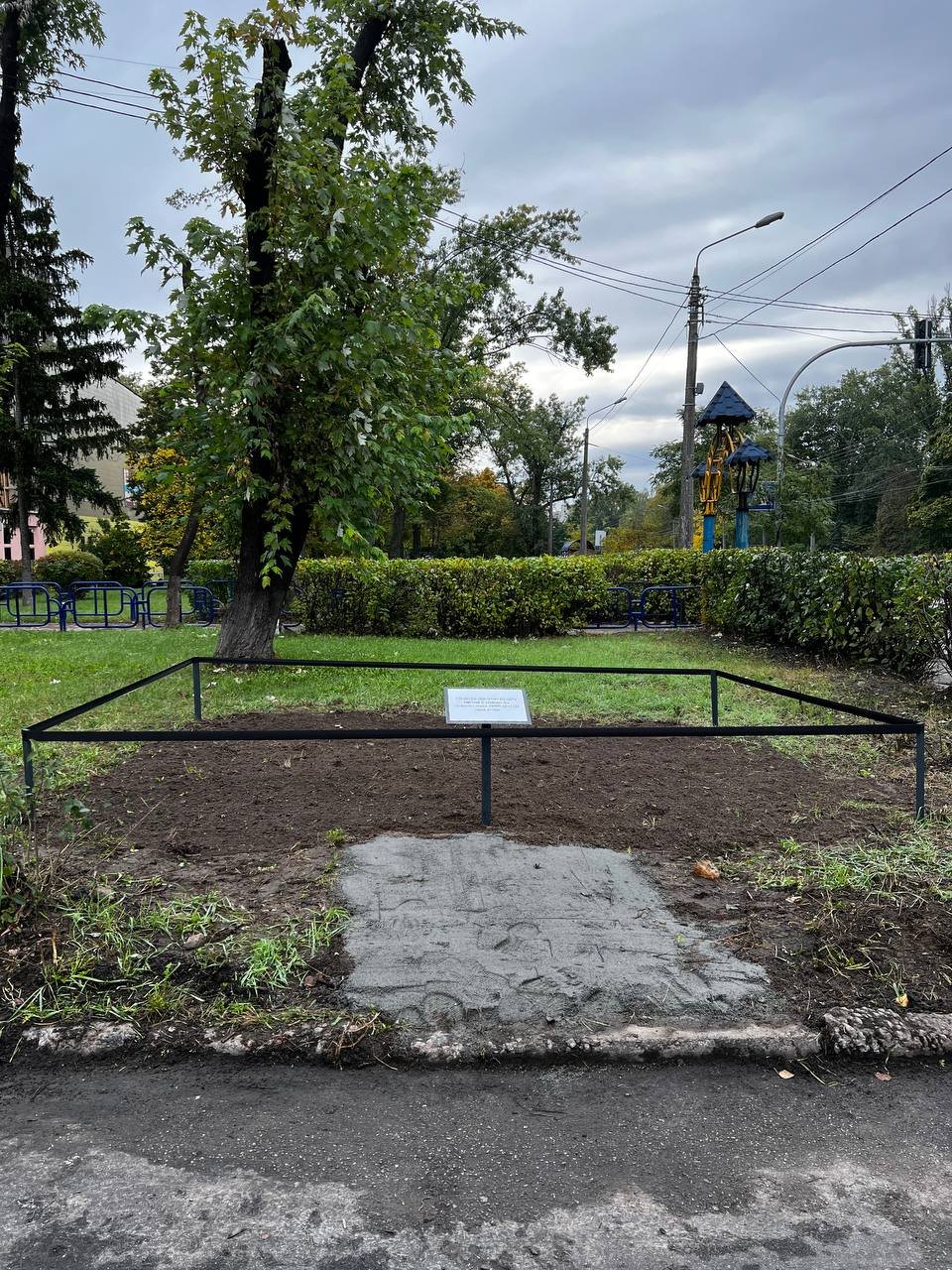 У Києві на Дорогожичах огородили місце гибелі людей під час обстрілу телевежі 1