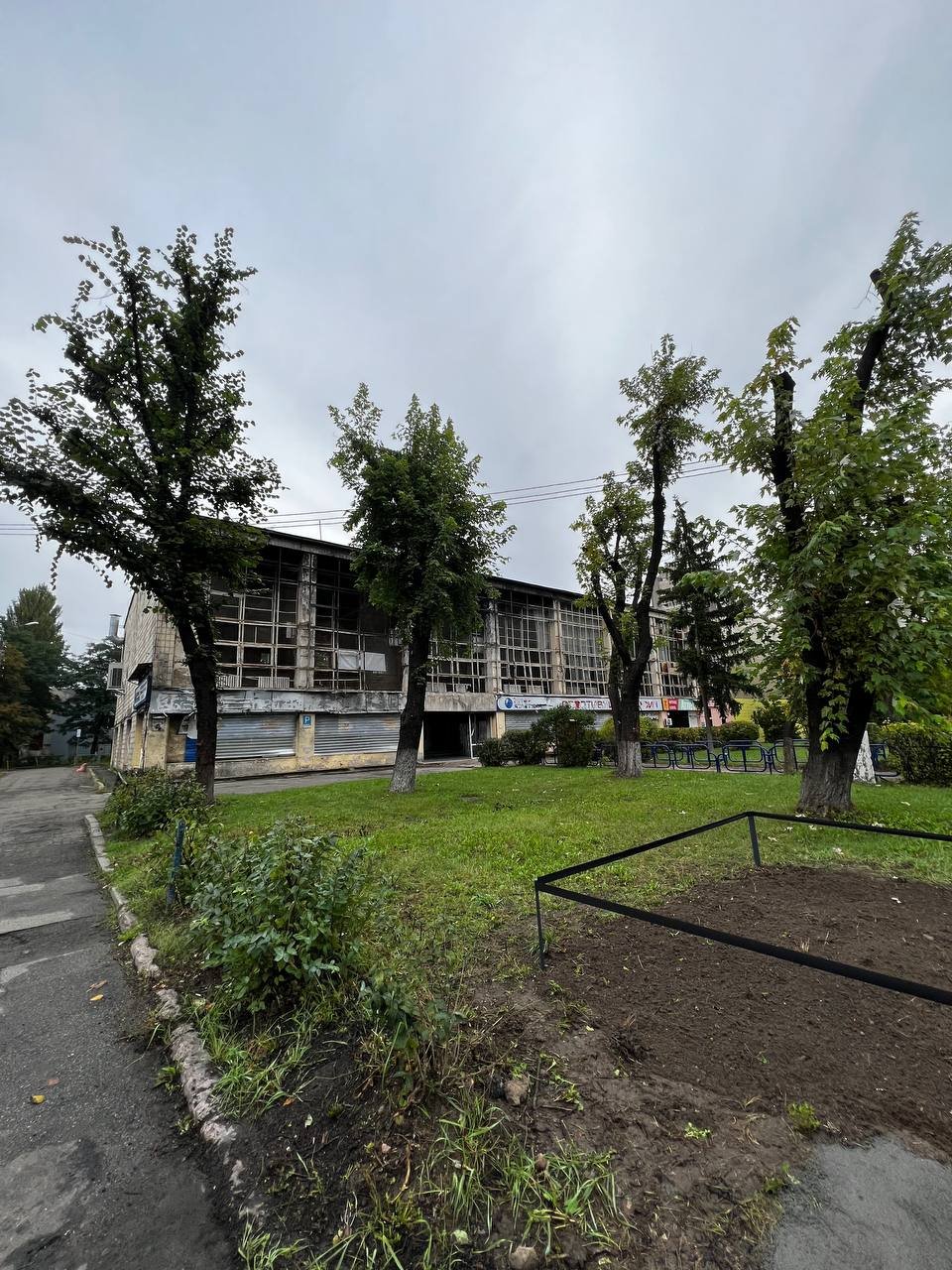 У Києві на Дорогожичах огородили місце гибелі людей під час обстрілу телевежі 3