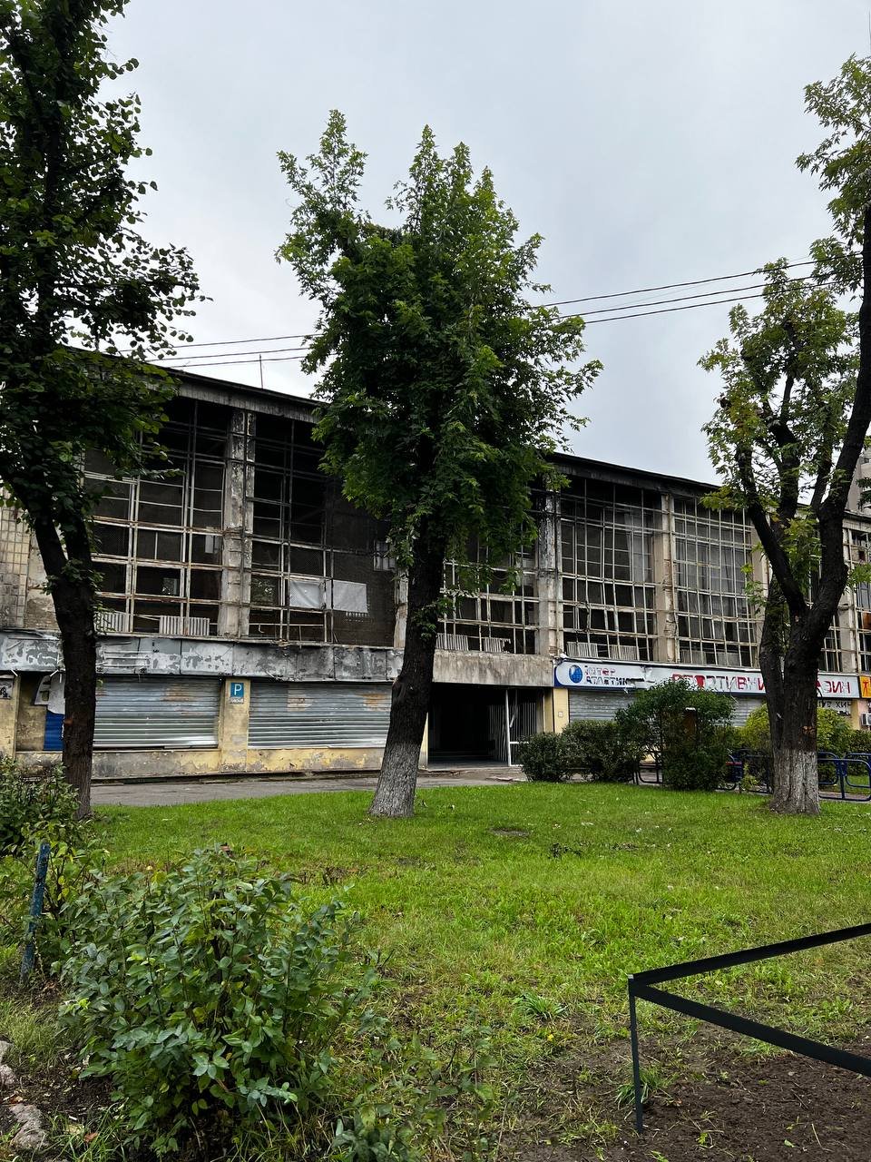 У Києві на Дорогожичах огородили місце гибелі людей під час обстрілу телевежі 4