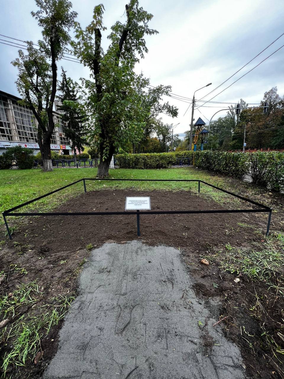 У Києві на Дорогожичах огородили місце гибелі людей під час обстрілу телевежі 5