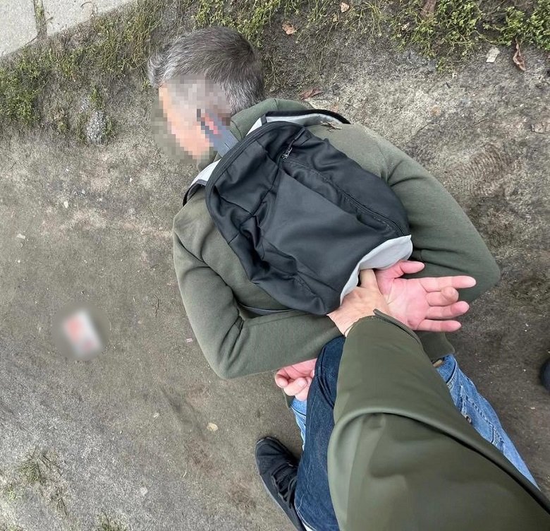 У Києві чоловік поширював агітаційні листівки з комунистичною символікою 1