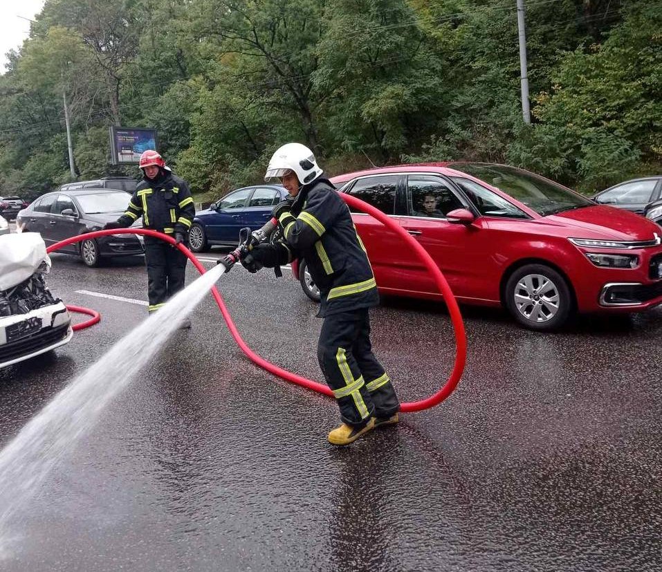 У Києві на Дружби Народів зіткнулися Hyundai, Volkswagen та Toyota 1