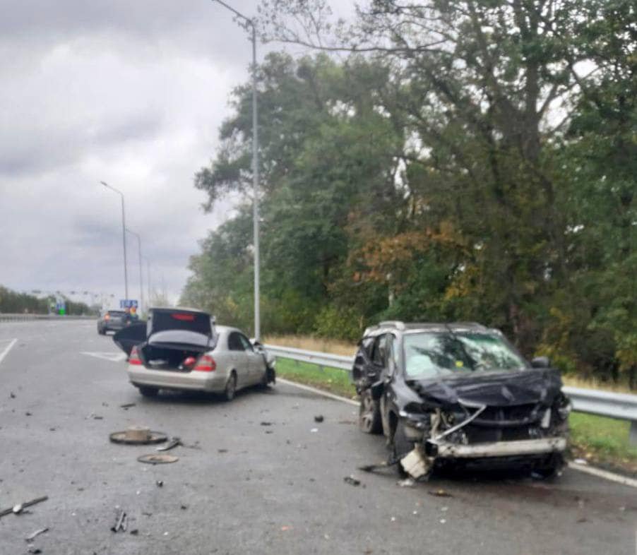 На Житомирській трасі зіткнулися Mercedes та Lexus: постраждала дитина 2