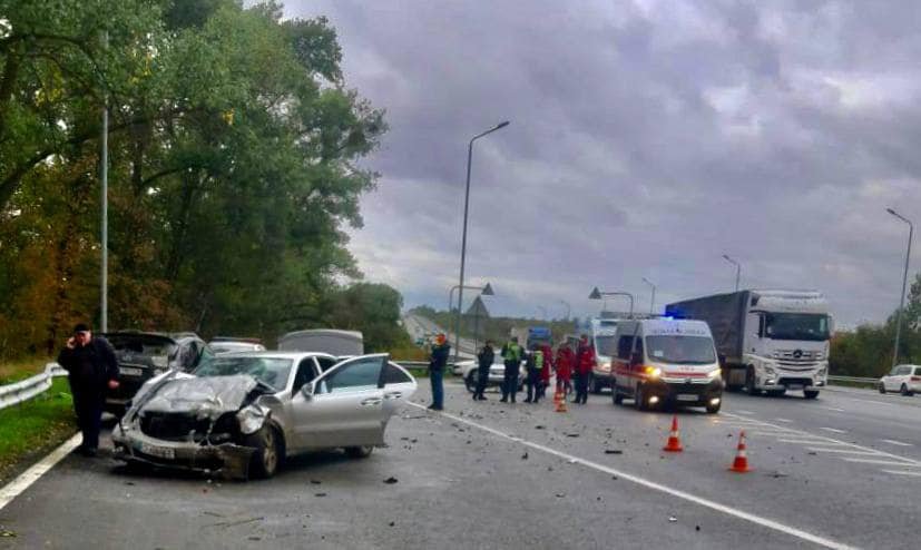 На Житомирській трасі зіткнулися Mercedes та Lexus: постраждала дитина 3