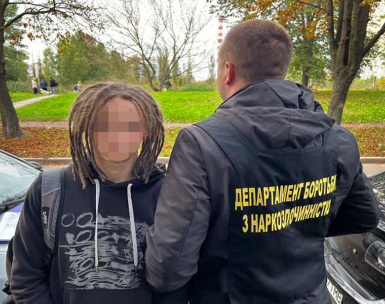 У Києві хлопець маскував наркотики під солодощі: у ділера вилучили речовини на суму понад 2 мільйони гривень 3