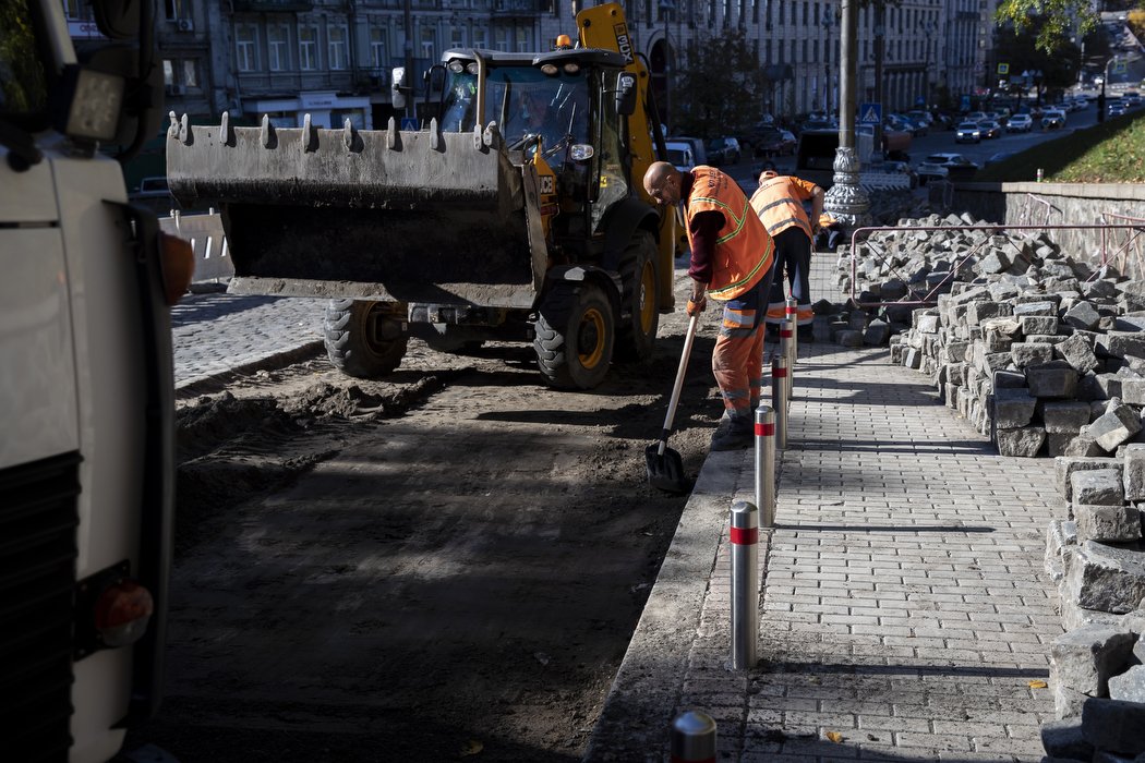 У Києві почали ремонт покриття на вулиці Грушевського 1