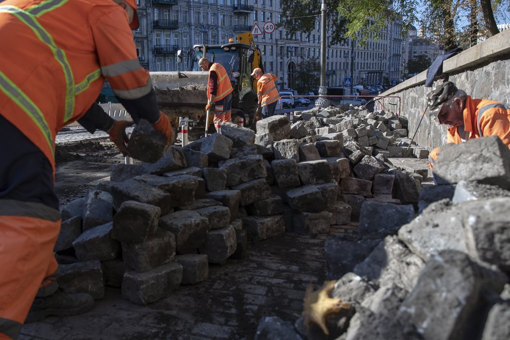 У Києві почали ремонт покриття на вулиці Грушевського 2