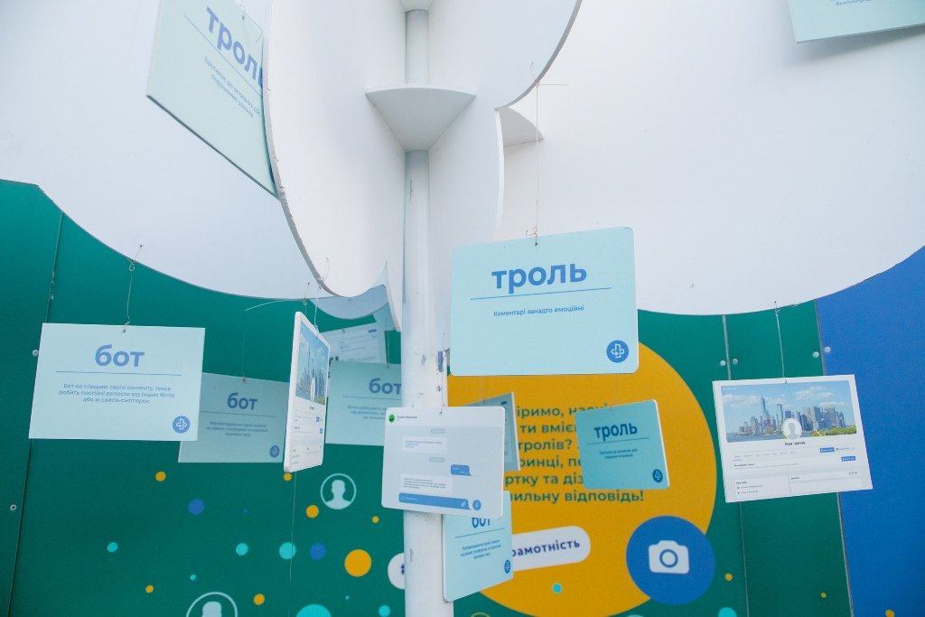 У Києві на Контрактовій встановили унікальний інтерактивний лабіринт: про що в ньому можна дізнатися 2