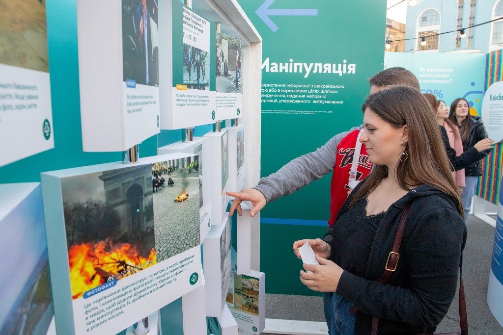 У Києві на Контрактовій встановили унікальний інтерактивний лабіринт: про що в ньому можна дізнатися 6