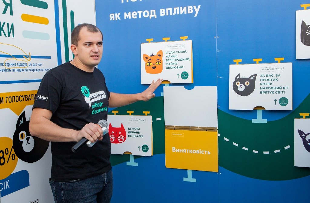 У Києві на Контрактовій встановили унікальний інтерактивний лабіринт: про що в ньому можна дізнатися 8