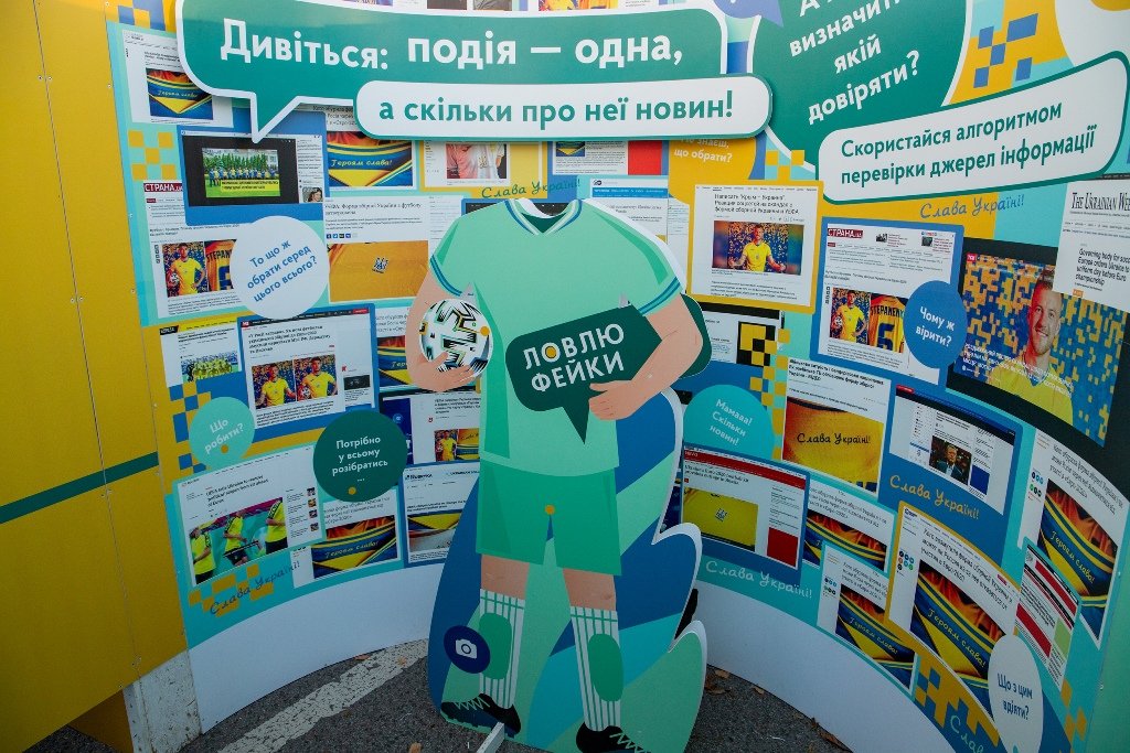 У Києві на Контрактовій встановили унікальний інтерактивний лабіринт: про що в ньому можна дізнатися 9