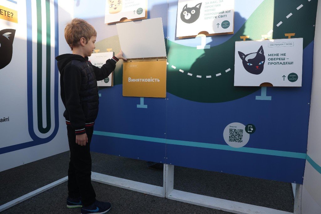 У Києві на Контрактовій встановили унікальний інтерактивний лабіринт: про що в ньому можна дізнатися 10