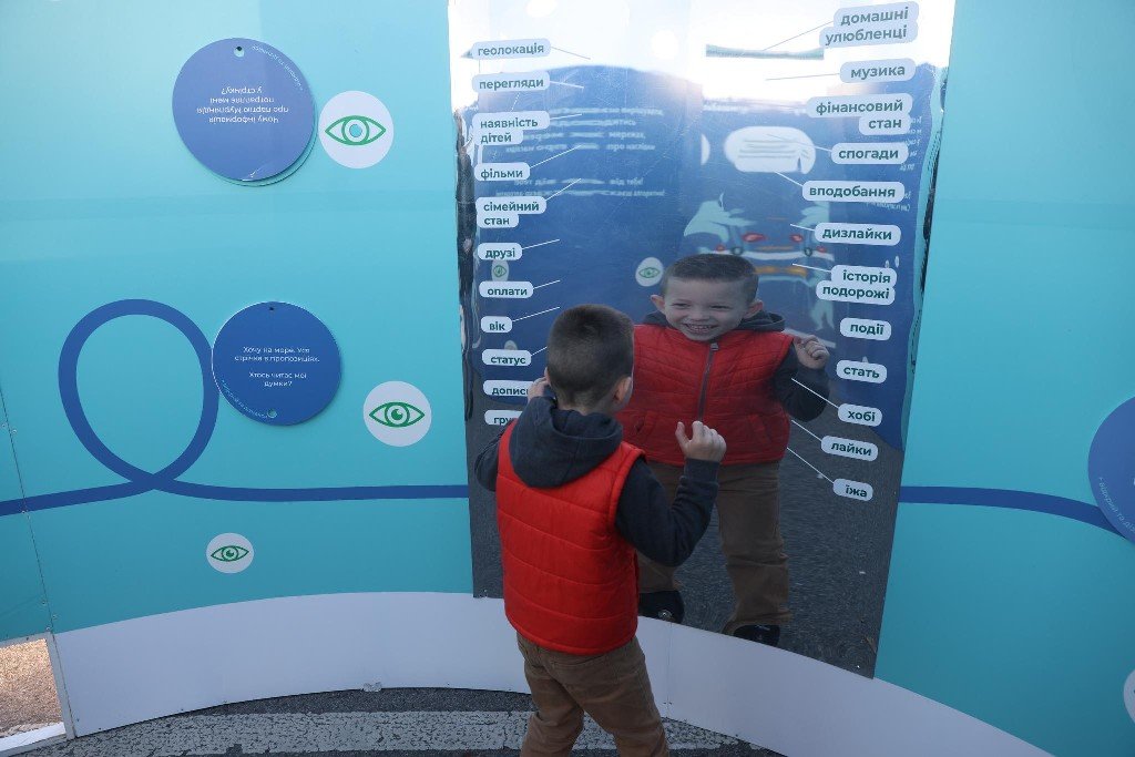 У Києві на Контрактовій встановили унікальний інтерактивний лабіринт: про що в ньому можна дізнатися 11