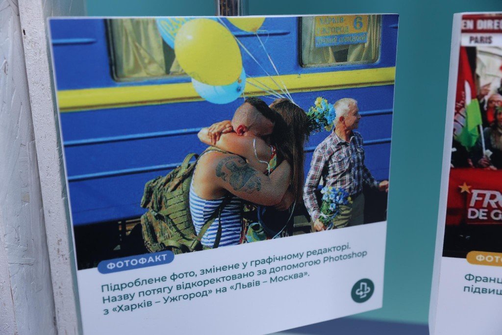 У Києві на Контрактовій встановили унікальний інтерактивний лабіринт: про що в ньому можна дізнатися 12