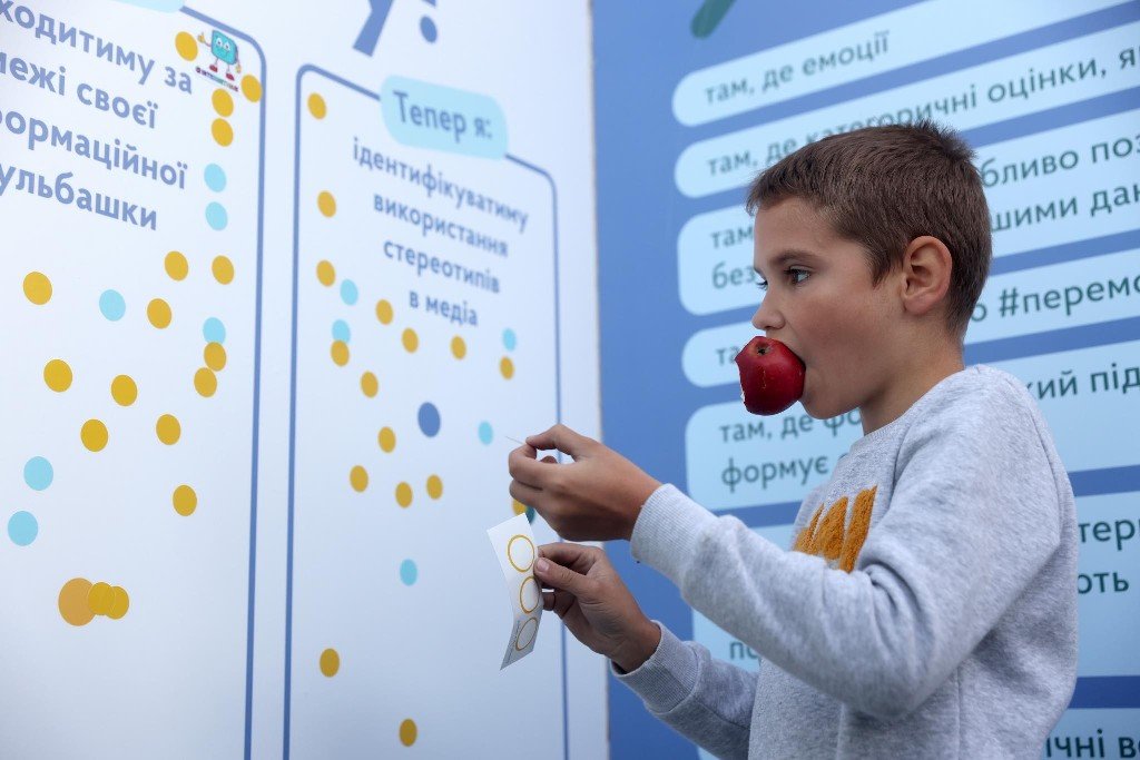 У Києві на Контрактовій встановили унікальний інтерактивний лабіринт: про що в ньому можна дізнатися 13