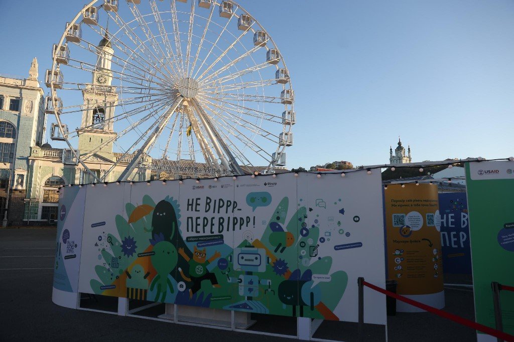 У Києві на Контрактовій встановили унікальний інтерактивний лабіринт: про що в ньому можна дізнатися 15