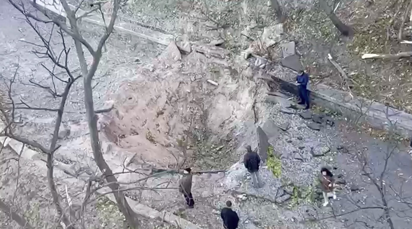 Як зараз виглядає міст Кличко у Києві, який встояв після вибуху російської ракети 1