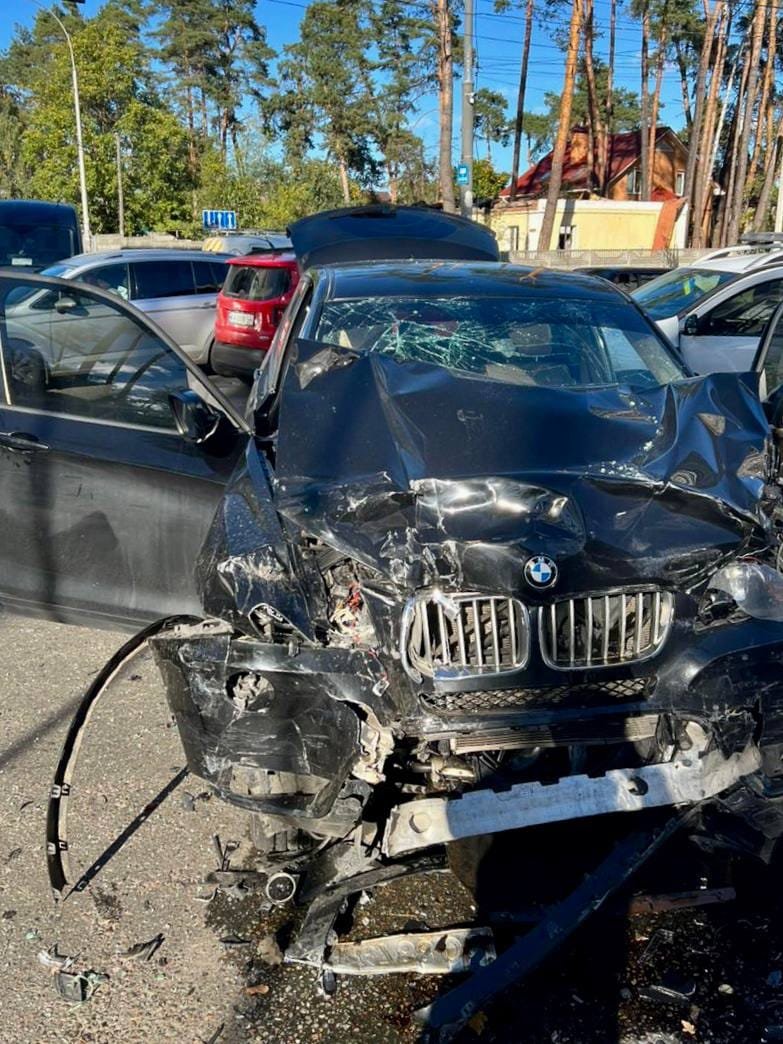 В Ірпені під час ДТП перекинувся позашляховик: потерпілих забрала швидка 1