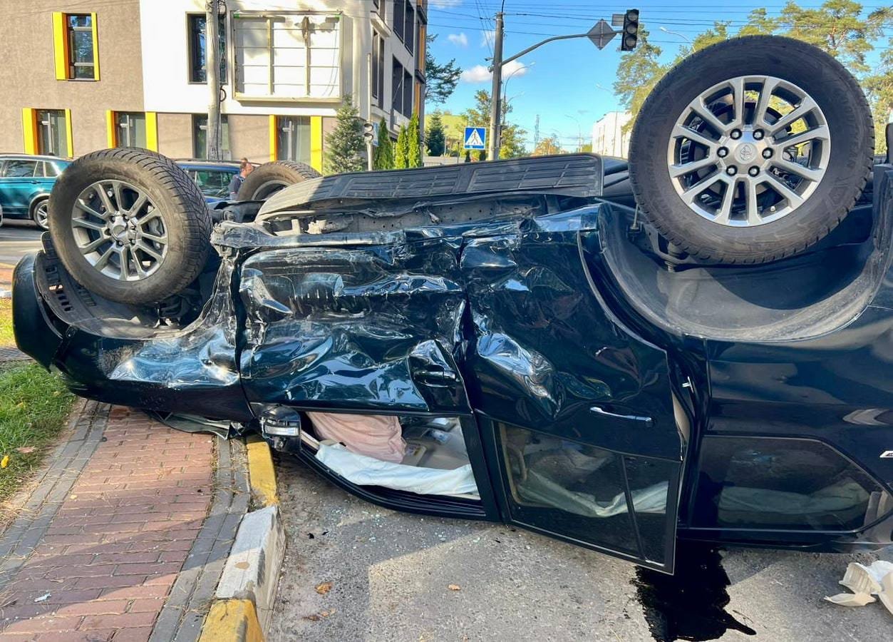 В Ірпені під час ДТП перекинувся позашляховик: потерпілих забрала швидка 2