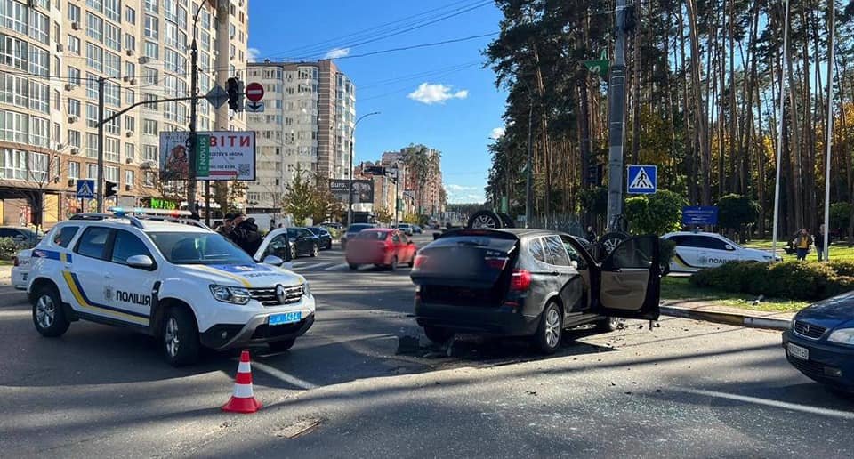 В Ірпені під час ДТП перекинувся позашляховик: потерпілих забрала швидка 3