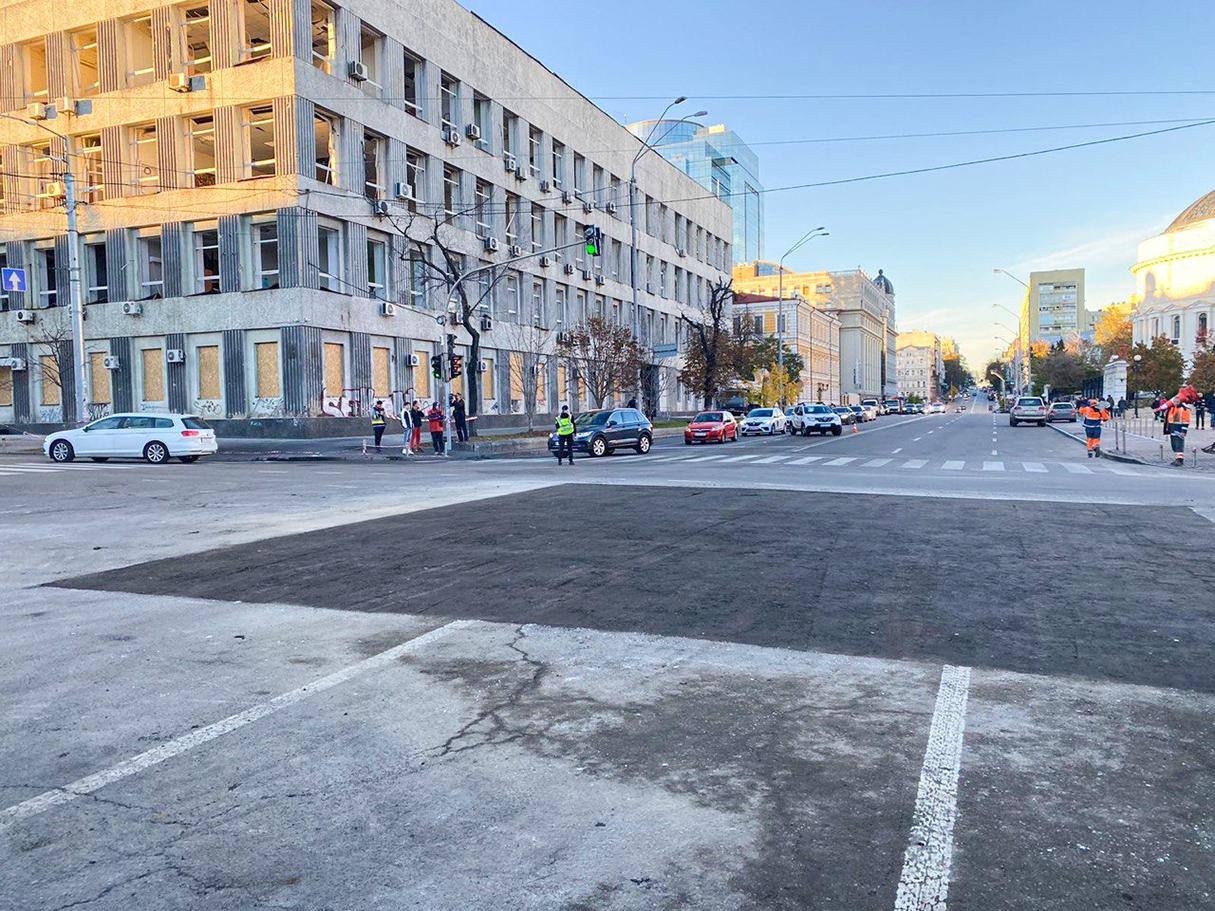 Рух на бульварі Тараса Шевченка відновили: як зараз виглядає місце ракетного удару на перехресті 1