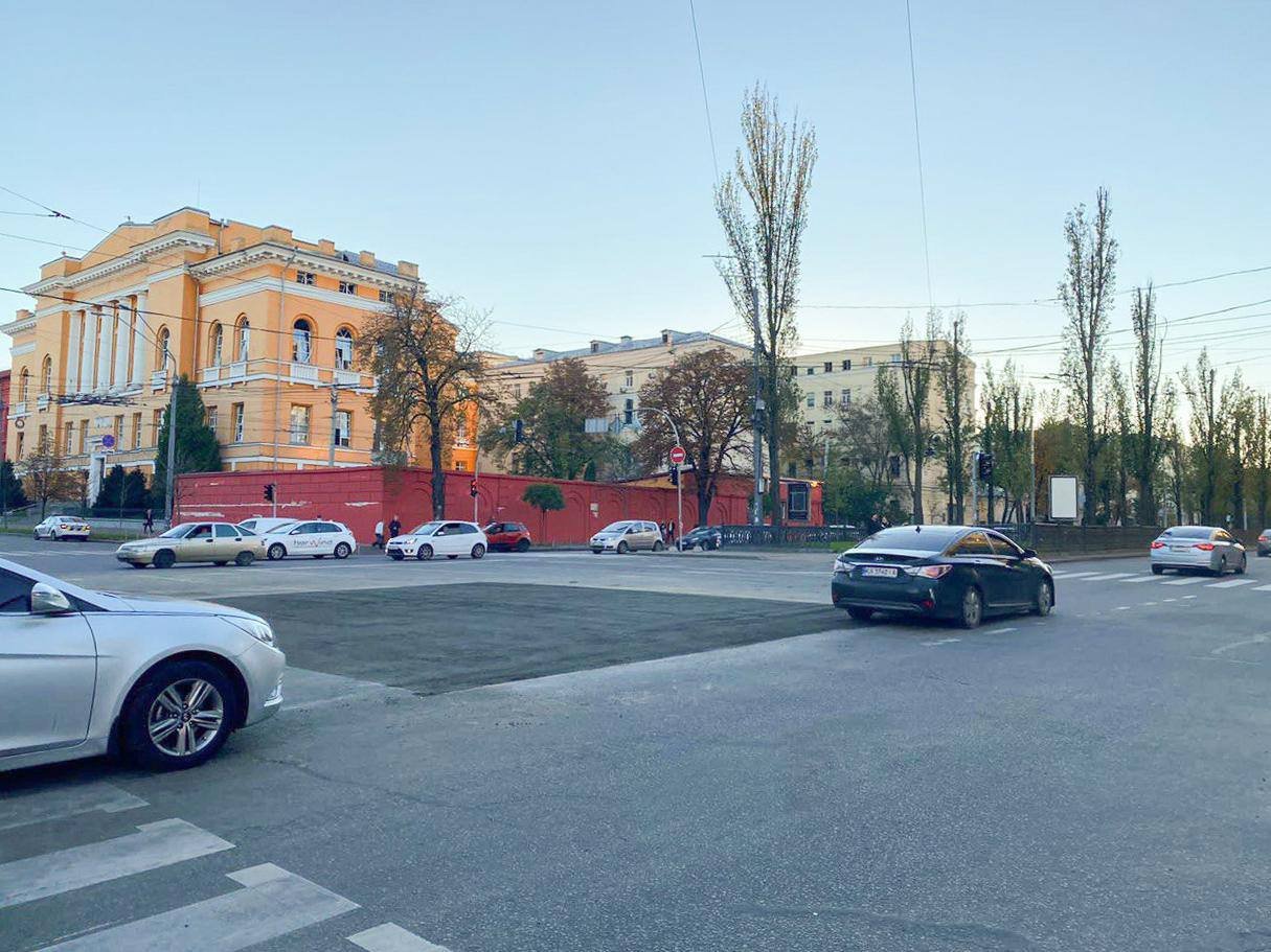 Рух на бульварі Тараса Шевченка відновили: як зараз виглядає місце ракетного удару на перехресті 2